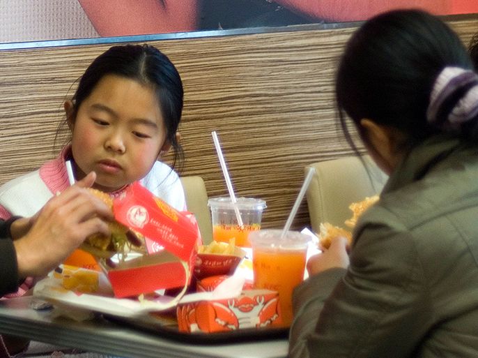 epa01623630 A Chinese family enjoy their food at a KFC, Kentucky Fried Chicken, restaurant in downtown Qingdao, eastern China's Shandong province, 04 February 2009. The Yum Brands Inc, the owner of the Pizza Hut, Taco Bell and KFC restaurant chains, said 04 February 2009 fourth-quarter profit fell 12 per cent as sales slowed in China. Yum generates 60 percent of its operating profit from China and other overseas businesses. EPA/WU HONG
