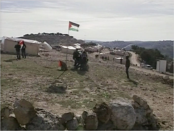 مخيم لناشطين فلسطينيين على أراض مصادرة للاستيطان (الجزيرة)