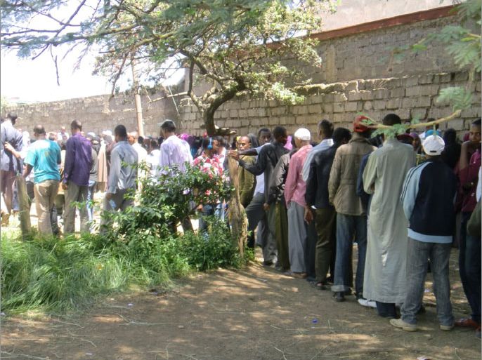 مواطنون في مدرسة ايسلي الابتدائية بنيروبي للتصويت في الانتخابات التمهيدية