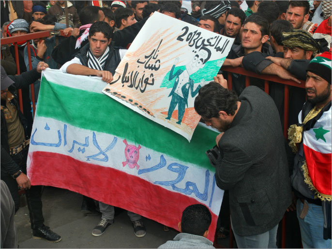 ‪‬ متظاهرون في الأنبار يحرقون نموذجا مقلدا للعلم الايراني(الجزيرة