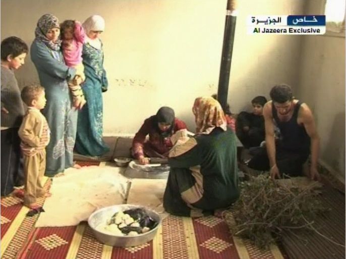 عائلات سورية تسكن بالمدافن ومدارس في ريف إدلب