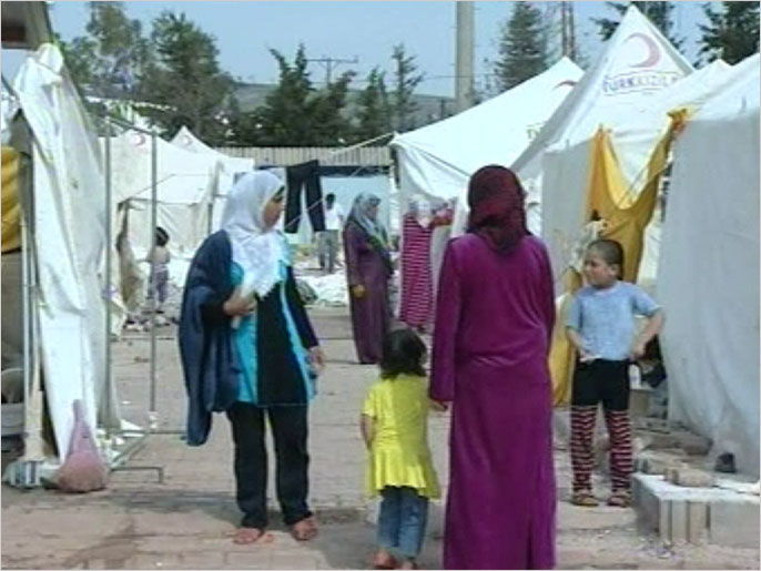 ‪مخيمات تركيا تؤوي 180 ألف لاجئ سوري‬ (الجزيرة)