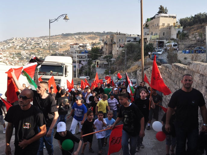 جواد صيام (أقصى يسار) يقود مظاهرة ضد انتهاكاات الاحتلال بالقدس (الجزيرة نت)