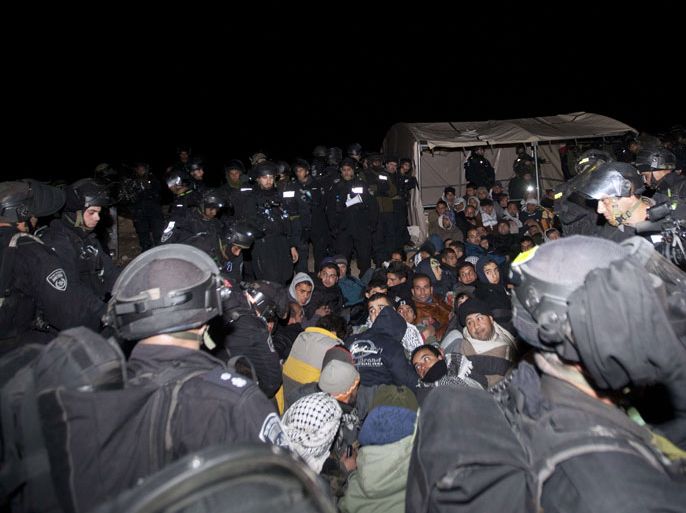 WEST BANK, - : Israeli border police prepare to evacuate Palestinian protesters (C) from the scene in the controversial West Bank area known as E1 between Israeli annexed east Jerusalem and the settlement of Maaleh Adumim early on January 13, 2013.