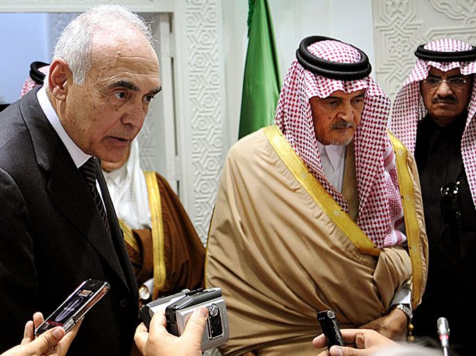 Egyptian Foreign Minister Mohammed Kamel Amr (L) talks to reporters as his Saudi counterpart Prince Saud al-Faisal (C) listens on following their joint press conference in Riyadh on January 5, 2013. AFP PHOTO/FAYEZ NURELDINE