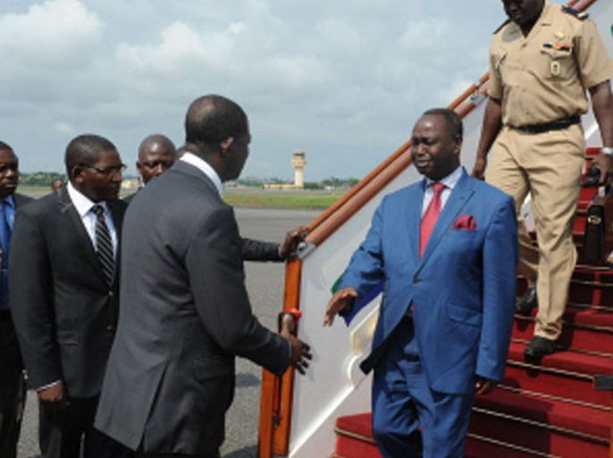 Central Africa's president Francois Bozize, 2nd R, is welcomed by Gabonese minister for Higher Education Seraphin Moundounga, C, as he arrives on January 10, 2013 at Libreville airport. Fledgling peace talks in the Central African Republic hit a stumbling block on January 10, with neither the government nor its rebel foes ready to make concessions including over the departure of President Francois Bozize. Armed Islamists who control northern Mali on Thursday entered an area under government control in the country's center, an Ansar Dine official told AFP, vowing they would push further south. AFP PHOTO / STEVE JORDAN