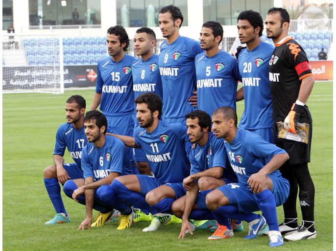 Kuwait's national team players pose for a photograph prior to the start of their Gulf Cup football match Kuwait versus Yemen, on January 6, 2013, in the Bahraini capital, Manama. AFP PHOTO/ALI AL