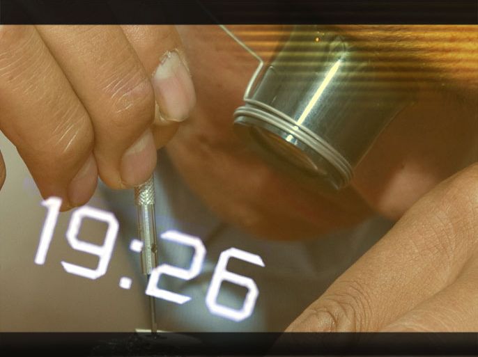 اختراع ساعة دقيقة من نوع جديد يمكن أن تزن الذرة