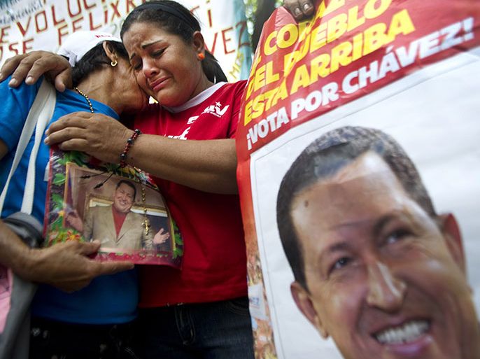 Supporters of Venezuelan President Hugo Chavez gather outside the National Assembly in Caracas on January 5, 2013. Venezuelan lawmakers gathered Saturday for a key leadership vote and debate as President Hugo Chavez's battle with cancer appeared almost certain to delay his swearing-in for a new six year term. AFP PHOTO/Raul Arboleda