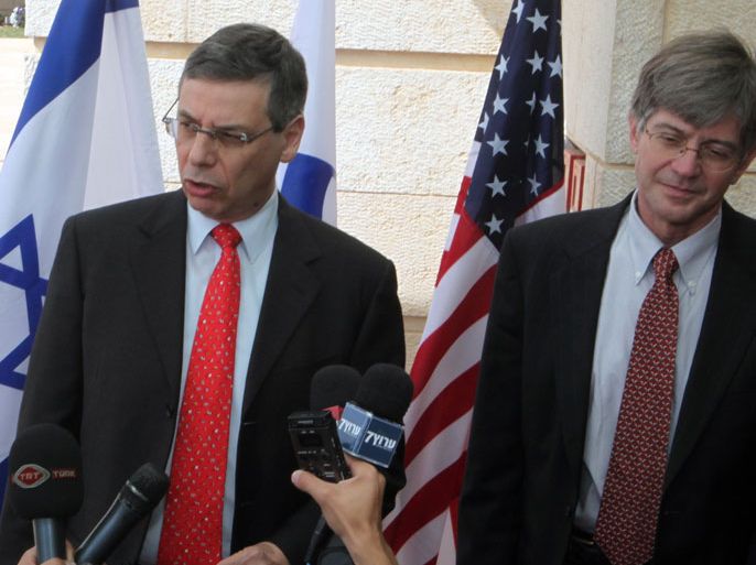 epa02741197 Israeli Deputy Foreign Minister Danny Ayalon (L) and U.S. Deputy Secretary of State James Steinberg speak to journalists as they walk into the Foreign Ministry in Jerusalem for a meeting on 19 May 2011. EPA/YOSSI ZAMIR ** ISRAEL OUT