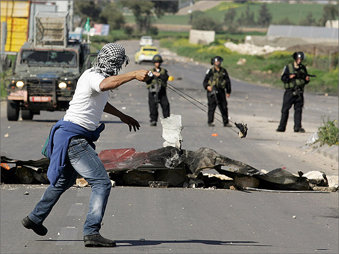 هآرتس: الرشق بالحجارة حق فطري للفلسطينيين (الفرنسية)