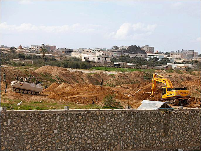 جرافات تدمر أنفاقا بالحدود مع غزة في وقت سابق (رويترز-أرشيف)