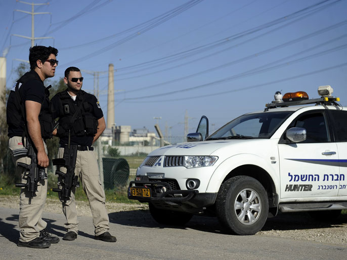 ‪تأهب للشرطة الإسرائيلية عقب سقوط صاروخ من غزة صباح اليوم الثلاثاء‬ (الفرنسية)