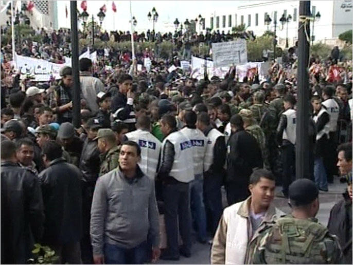 ‪اعتصام سابق لمواطنين أمام مقر الحكومة التونسية للمطالبة بالشغل‬  (الجزيرة)