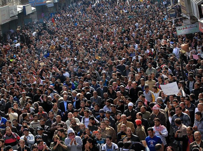 حشود غفيرة في مسيرة جمعة الغضب وسط عمان بعد قرارات الحكومة رفع اسعار المحروقات نوفمبر الماضي