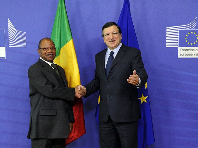 European Commission President Jose Manuel Barroso (R) welcomes Prime Minister of Mali Diango Cissoko (L) prior to their bilateral meeting at the EU Headquarters in Brussels on February 18, 2013. AFP PHOTO / JOHN THYS