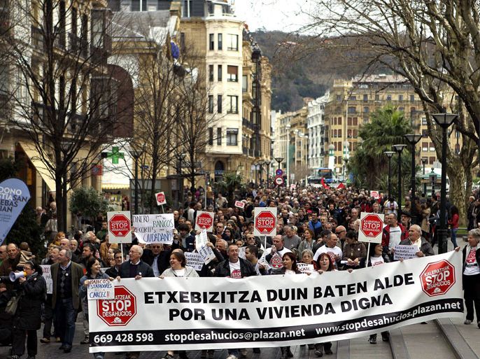 epa03519691 Protests march through the streets in San Sebastian, northern Spain, 29 December 2012, against mortgage laws and evictions demanding the Spanish Parliament a law that allows dation in payment with retroactive effects. EPA/JAVIER ETXEZARRETA