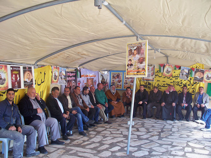 ‪خيمة الاعتصام للتضامن مع الأسرى التي تقام وسط مدينة جنين حيث خرجت المسيرات التضامنية‬ (الجزيرة)