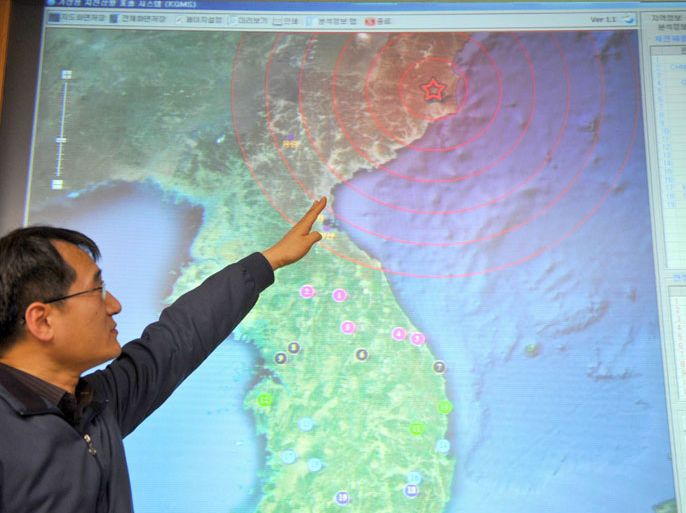 KIM219 - SEOUL, -, REPUBLIC OF KOREA : An official of the Korea Meteorological Administration shows the epicentre of a tremor caused by North Korea's nuclear test, in Seoul on February 12, 2013. North Korea staged its most powerful nuclear test yet, claiming a breakthrough with a "miniaturised" device in a striking act of defiance to global powers including its sole patron China. AFP PHOTO /