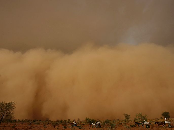 epa01019139 (FILES) In this 2 May 2007 file photo a Sudanese wagon train heads into a sandstorm from the violence plagued Darfur region of Sudan into eastern Chad outside the border town of Adre. The United Nations and the African Union agreed on 24 May on a highly mobile, robust joint force to help protect civilians and restore security to the Darfur region. EPA/STEPHEN MORRISON