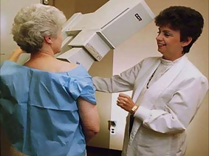 سيدة تستخدم جهاز الكشف عن سرطان الثدي