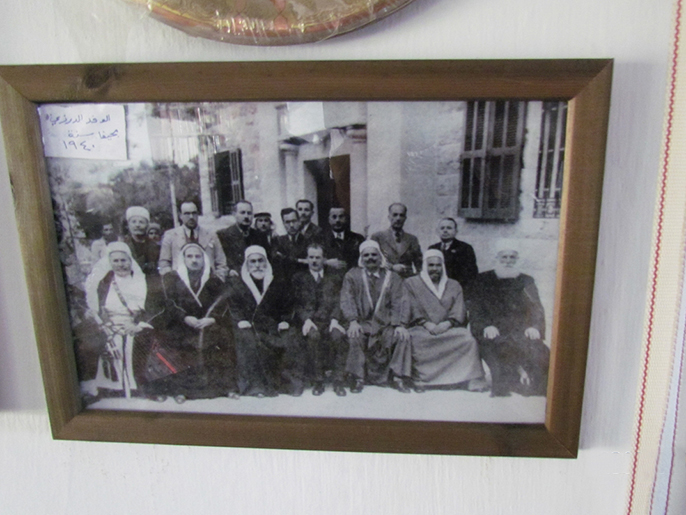 صورة يحتفظ بها الشيخ الحلبي منذ 1940 لوفد من سوريا زار حيفا (الجزيرة نت)