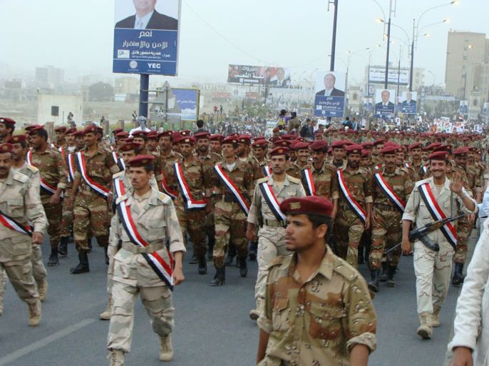 قوات الجيش اليمني المؤيد للثورة خلال عرض في صنعاء 2