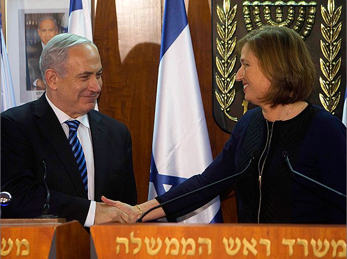 Israel's Prime Minister Benjamin Netanyahu (L) shakes hands with former Foreign Minister Tzipi Livni, head of the centrist Hatenuah party, during their joint statement at the Knesset, the Israeli parliament, in Jerusalem February 19, 2013. Netanyahu took his first step in forming a new government on Tuesday saying he had signed a coalition deal with Livni, who will handle efforts to renew stalled Middle East diplomacy. REUTERS/Ronen Zvulun (JERUSALEM - Tags: POLITICS)