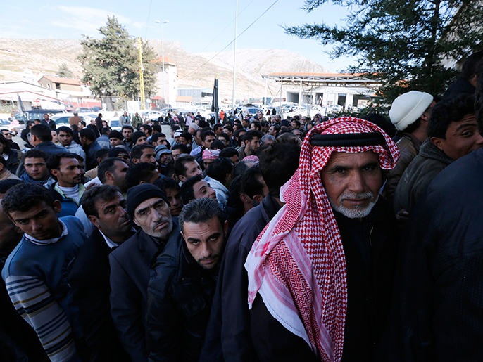‪تدفق اللاجئين السوريين على لبنان‬ (رويترز)