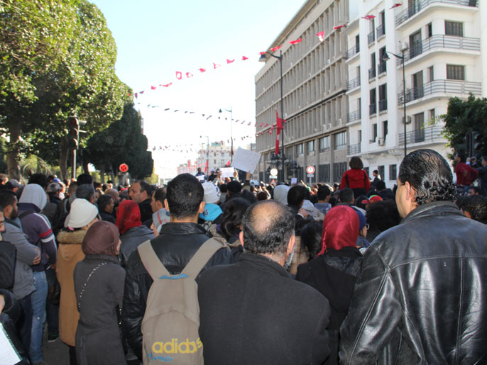 متظاهرون في شارع الحبيب بورقيبة بالعاصمة ينددون باغتيال بلعيد (الجزيرة نت)