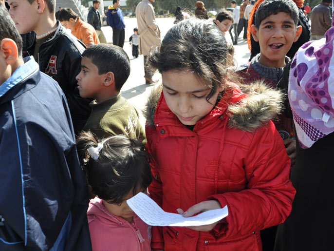 ‪‬ توزيع رسائل من أطفال الداخل الفلسطينيعلى أطفال سوريا(الجزيرة)