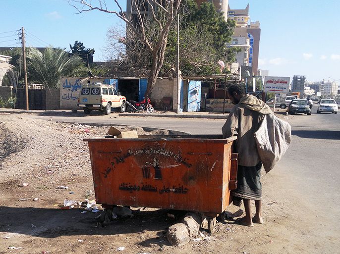 الفقر والعوز أدت بكثير من اليمنيين للإصابة بحالات نفسية والأكل من براميل القمامة الجزيرة نت