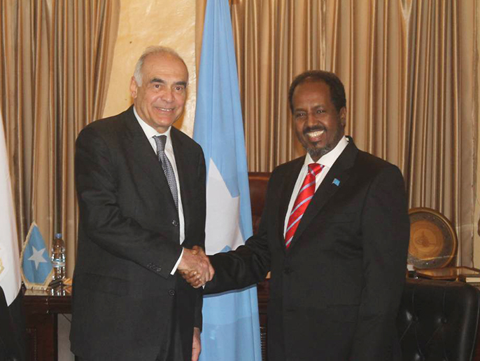 الرئيس الصومالي حسن الشيخ محموديستقبل وزير الخارجية المصري (الجزيرة)