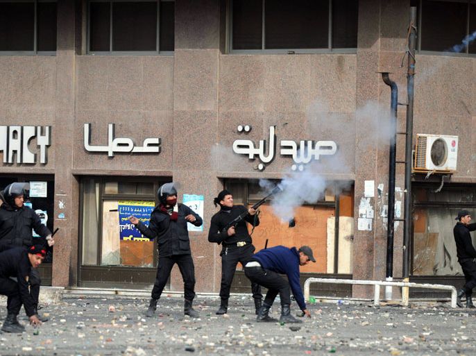 KLD998 - Port Said, -, EGYPT : A member of the Egyptian riot police shoots tears gas at protesters during clashes in the Suez Canal city of Port Said on March 7, 2013. Residents of Port Said, plagued by weeks of deadly clashes between protesters and security forces, say they want the reviled police force out of their canal city and the army to take control. AFP PHOTO/JONATHAN RASHAD