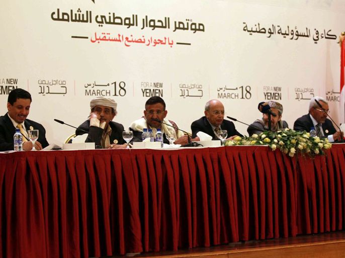 منصة رئاسة مؤتمر الحوار اليمني ويظهر ممثل جماعة الحوثي صالح هبرة الثالث من يسار الصورة
