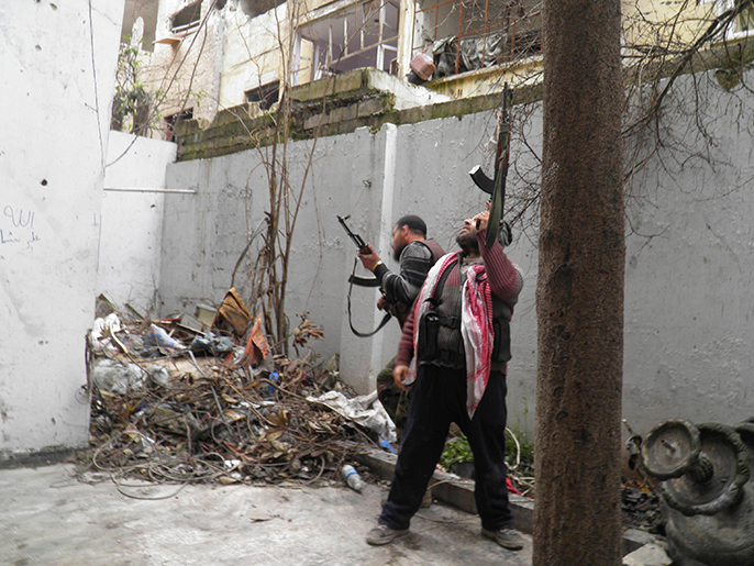 قتال الشوارع متواصل في حي الخالدية بحمص (رويترز)