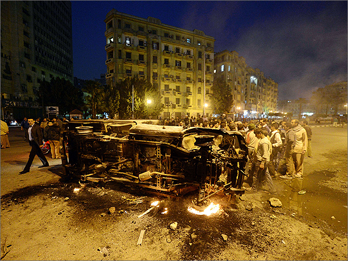 متظاهرون أشعلوا النار في سيارة شرطة بمحيط الميدان (الفرنسية)