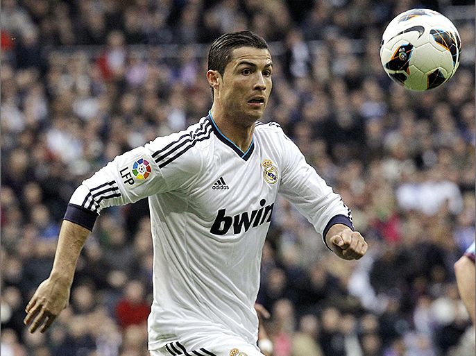epa03607185 Real Madrid's Portuguese striker Cristiano Ronaldo runs for the ball during their Primera Division match played at Santiago Bernabeu stadium in Madrid, Spain on 02 March 2013. EPA/KIKO HUESCA