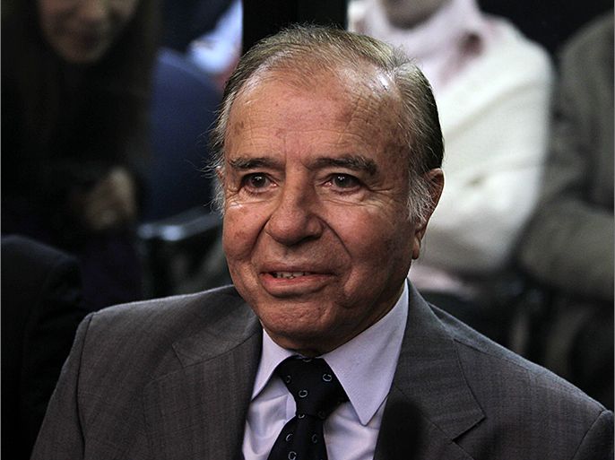 epa03615366 A file photo dated on 13 September 2011 shows former Argentinian President Carlos Menem in Buenos Aires, Argentina. An Argentinian appeals court reversed a ruling that acquitted two years ago Menem (1989-1999) in a case of aggravated arms smuggling to Croatia and Ecuador between 1991 and 1995. The resolution instructs the court of criminal jurisdiction to set a new sentence, judicial sources said on 08 March 2013. EPA/Cézaro De Luca