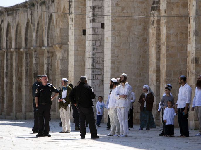 A group of Israeli Jews visit the Al-Aqsa mosque compound under Israeli police escort in Jerusalem's Old City on March 27, 2013. Israeli police stopped a far-right member of parliament, Moshe Feiglin, from entering the flashpoint holy site of the Temple Mount, known to the Palestinians as the al-Aqsa compound, in Jerusalem fearing a violent response from Muslims at the site. AFP PHOTO/AHMAD