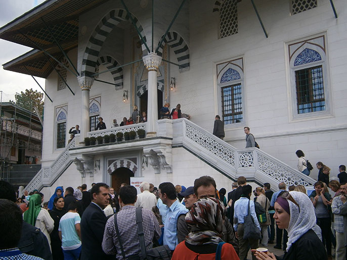 ‪مسلمون يحتفلون في مسجد الشهيد في برلين‬ (الجزيرة نت-أرشيف)