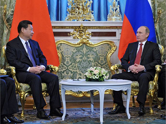 epa03636159 China's President Xi Jinping (L) and Russian President Vladimir Putin (R) speak during their meeting at the Grand Kremlin Palace in Moscow, Russia 22 March 2013. Xi Jinping is on a state visit to Russia on March 22–24. EPA/ALEXEY NIKOLSKY /RIA NOVOSTI / KREMLIN POOL MANDATORY CREDIT