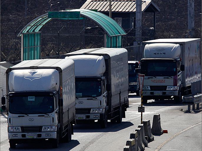 South Korean trucks head towards the South's CIQ (Customs, Immigration and Quarantine) office from the Kaesong Industrial Complex (KIC), just south of the demilitarised zone which separates the two Koreas, in Paju, north of Seoul March 11, 2013. North Korea has torn up the armistice that ended its 1950s conflict and shut down a humanitarian hotline with the South, but one project keeps operating at full swing -- an industrial park run with the South on its own side of the world's most heavily militarised border. REUTERS/Kim Hong-Ji (SOUTH KOREA - Tags: MILITARY POLITICS)