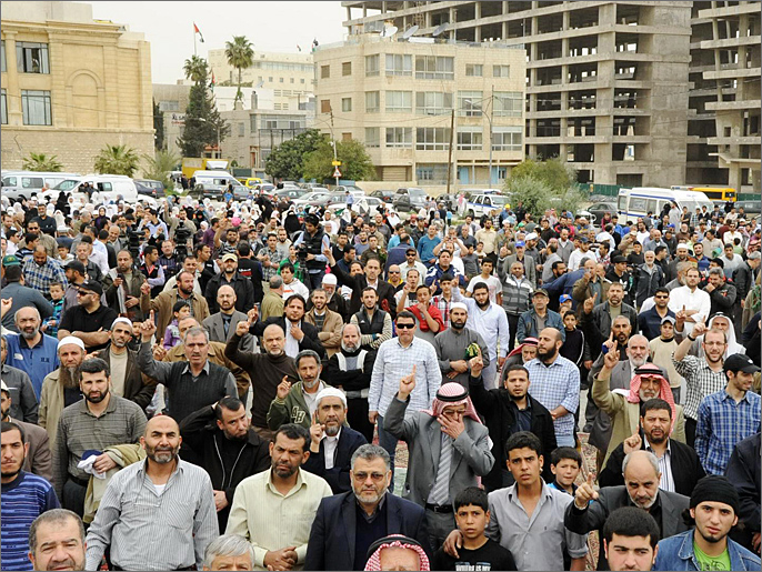 المئات احتشدوا قرب دوار الداخلية في عمان (الجزيرة نت)