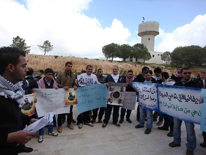 الطلاب رفعوا شعارات منددة بسياسة بريطانيا المنحازة لإسرائيل (الجزيرة نت)