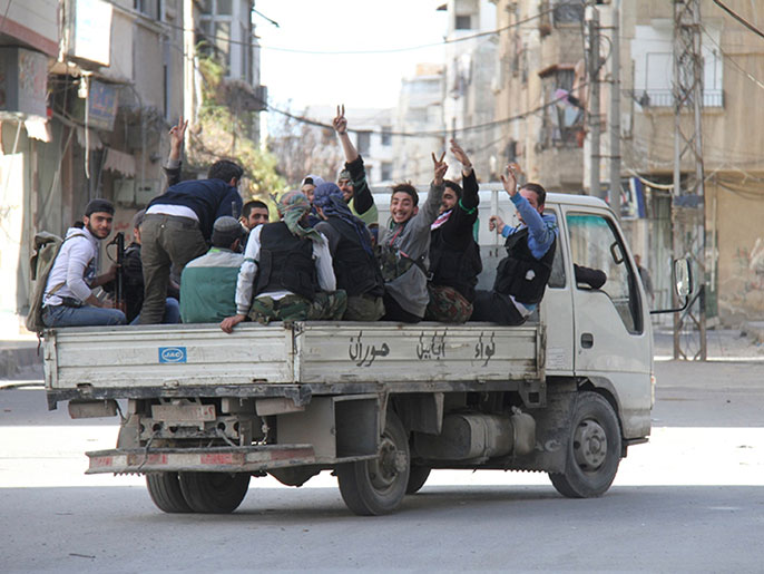 ‪قوات الجيش الحر بأحد شوارع ضواحي دمشق‬ (رويترز)