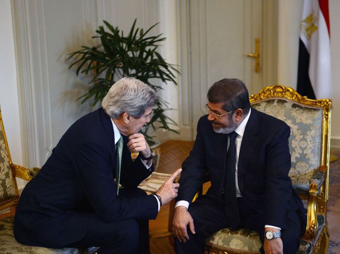 EGYM109 - Cairo, -, EGYPT : US Secretary of State John Kerry (L) talks with Egyptian President Mohamed Morsi at the presidential palace in Cairo on March 3, 2013. Kerry met the Egyptian president as he wrapped up a trip to Cairo, where he urged divided factions to reach a consensus that would pave the way for economic recovery. AFP PHOTO/ KHALED DESOUKI