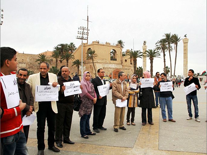 مجموعة من الصحفيين في اعتصام أمس بطرابلس،والتعليق كالتالي : إعلاميو ليبيا " لن نصمت " ( الجزيرة نت).