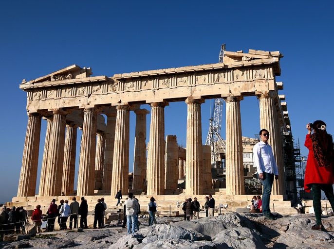 epa02979145 Tourists take pictures in front of the Parthenon Temple in Athens, Greece, 24 October 2011. EPA/ALKIS KONSTANTINIDIS
