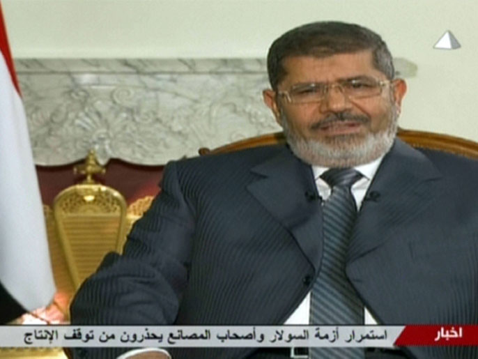 مرسي التقى وفدا من أهالي بورسعيد وأثنى على أهلها في كلمة تلفزيونية أمس (الفرنسية)